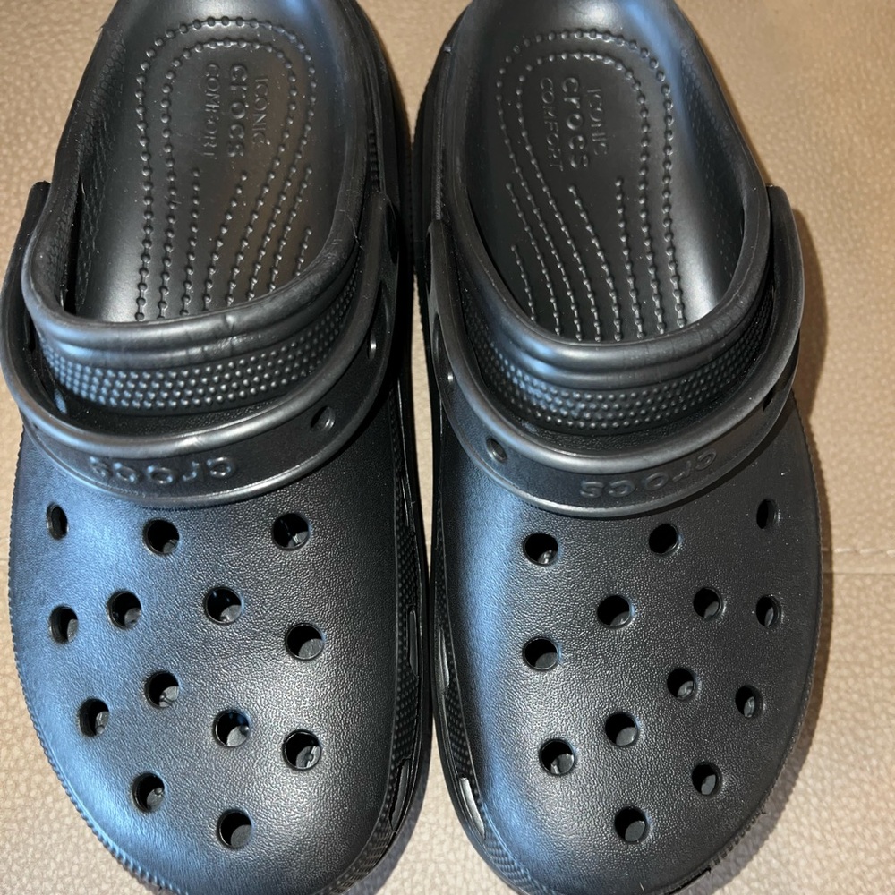 Crocs, iconic comfort line, youth 6/women 8, black, NWOT